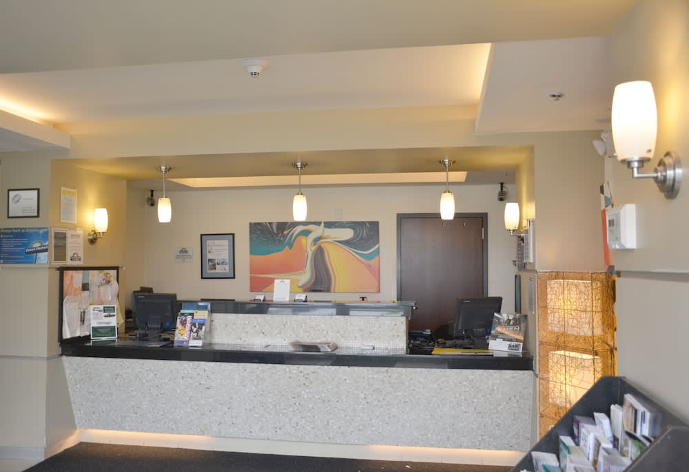 Days Inn & Suites by Wyndham Milwaukee 2