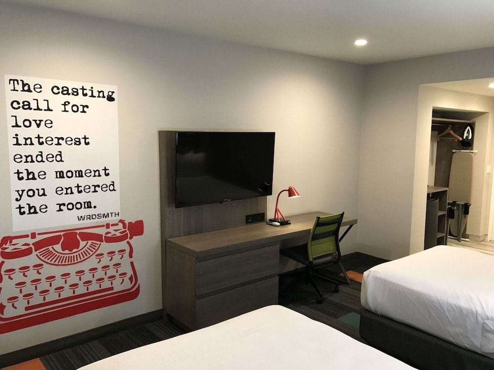 Rodeway Inn near Melrose Ave 3