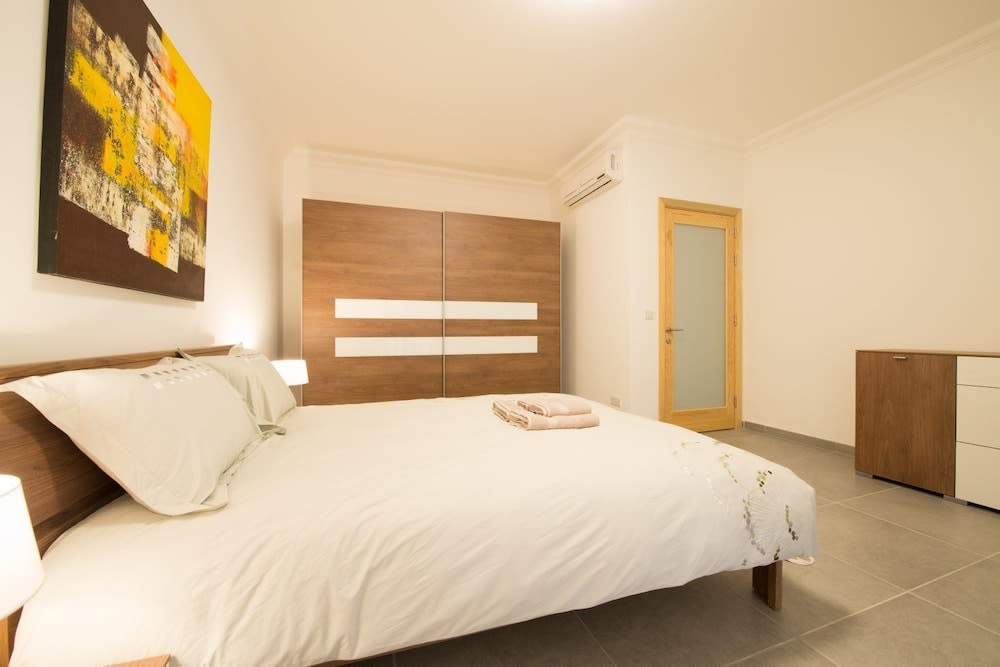 Seafront Luxury Apartment, Pool and Great Location 2