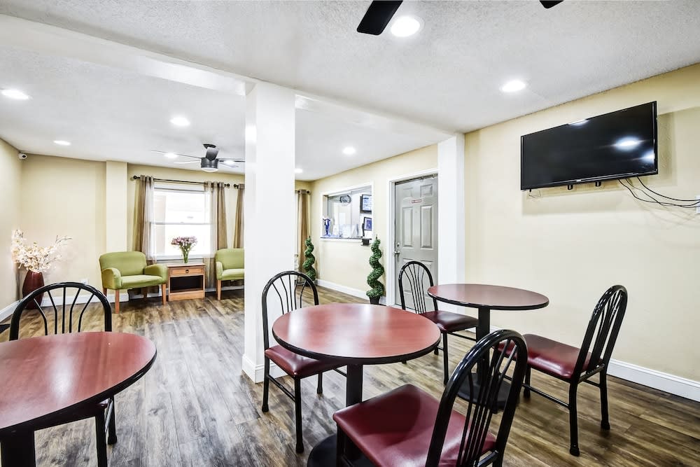 Super 8 by Wyndham Manning 5