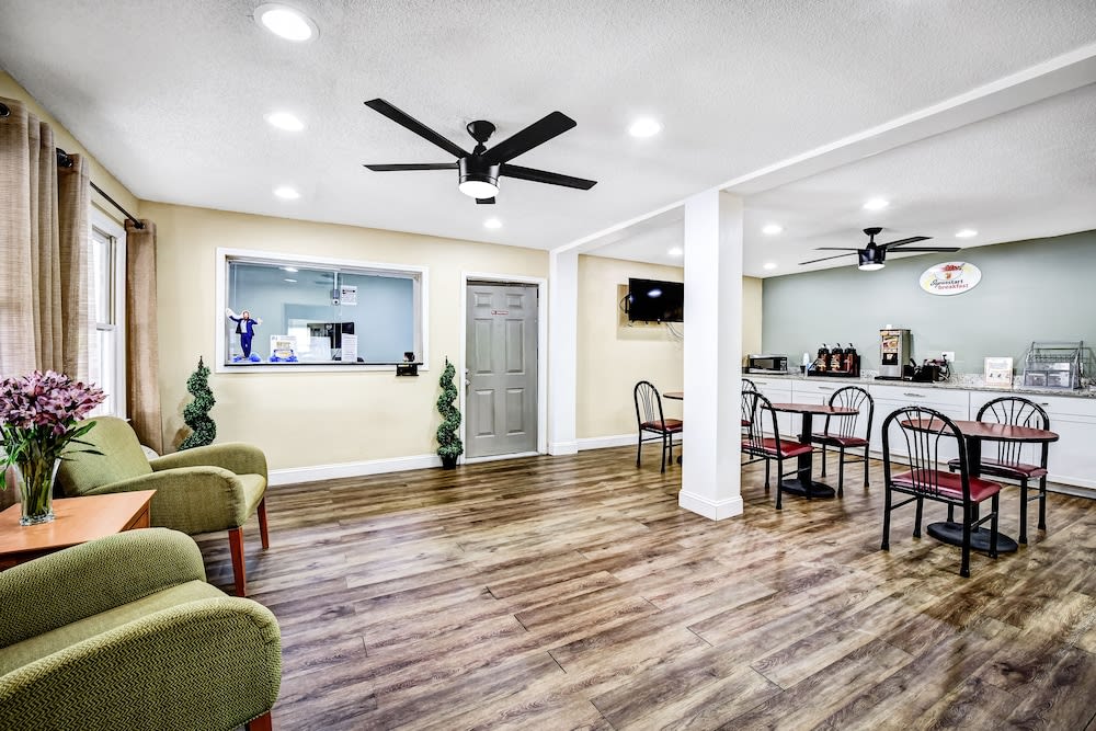 Super 8 by Wyndham Manning 4