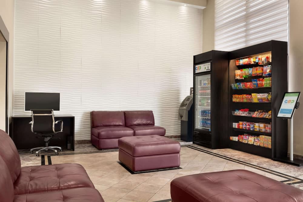 Days Inn & Suites by Wyndham Anaheim At Disneyland Park 2