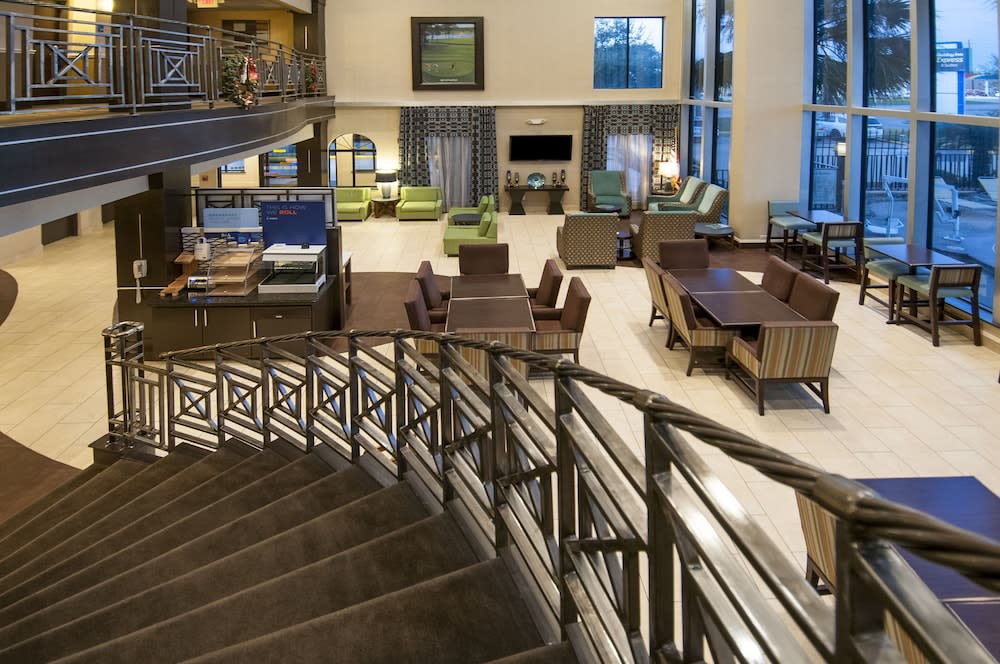 Holiday Inn Express & Suites HOUSTON NORTH INTERCONTINENTAL by IHG 2
