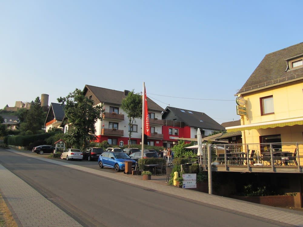 Hotel zur Burg Nürburg-ring 1