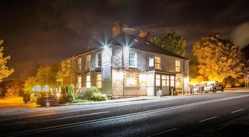 Darlington Arms by the airport - Free parking - Bar & Food 1