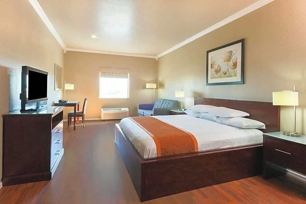 Super 8 by Wyndham Groesbeck 2