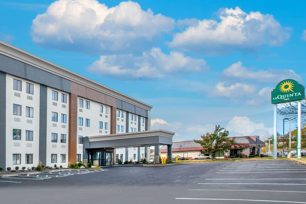 La Quinta Inn & Suites by Wyndham St Louis Hazelwood North 1
