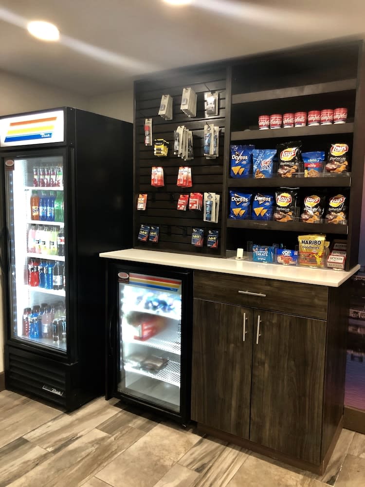La Quinta Inn & Suites by Wyndham St Louis Hazelwood North 2