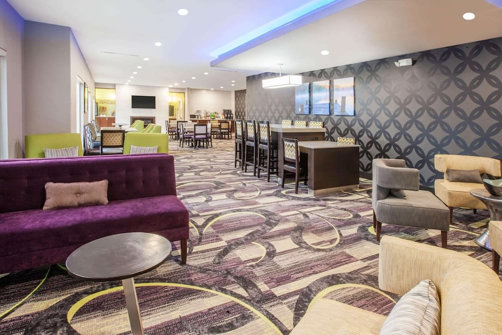 La Quinta Inn and Suites by Wyndham Elkhart 2