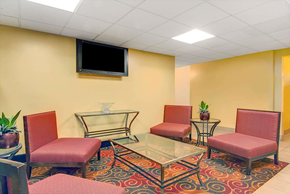 Super 8 by Wyndham Stamford/New York City Area 2