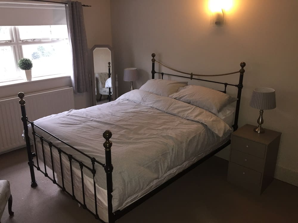Large 2-bed House Derbyshire off Chatsworth rd 2