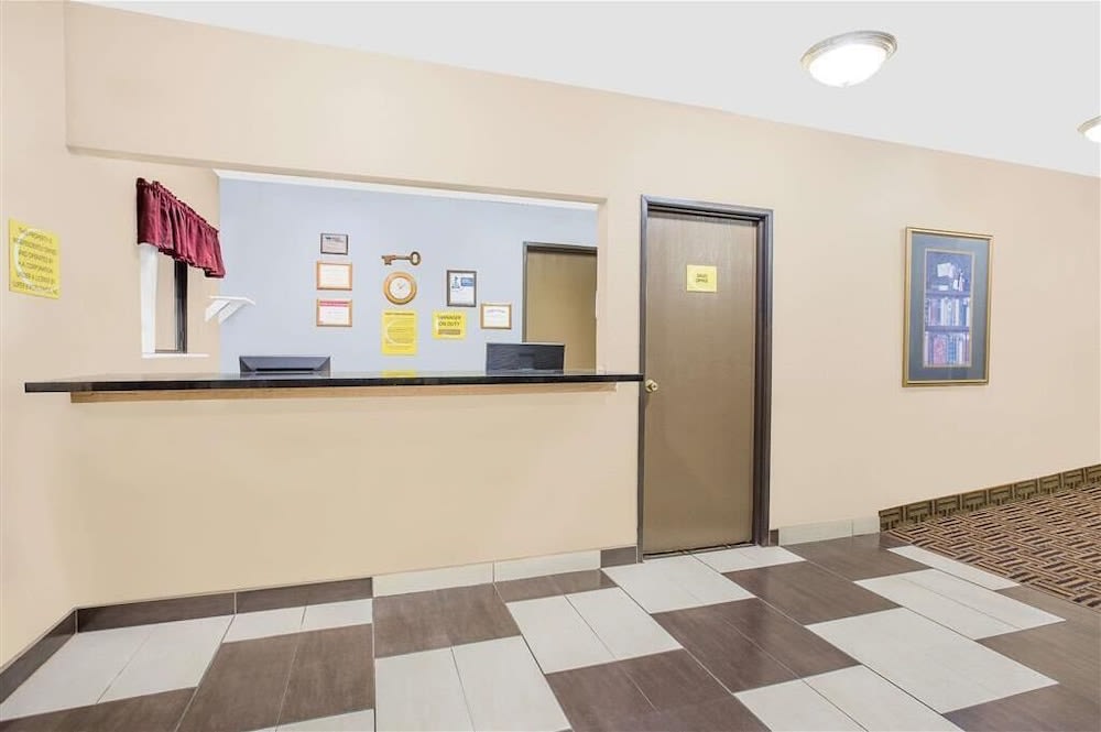 Boarders Inn & Suites by Cobblestone Hotels - Waterloo/Cedar Falls 2