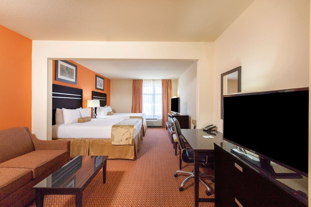 La Quinta Inn & Suites by Wyndham Tulsa Midtown 5