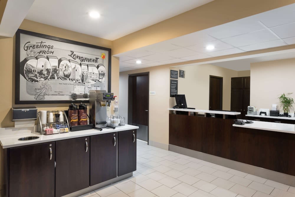 Super 8 by Wyndham Longmont/Twin Peaks 2