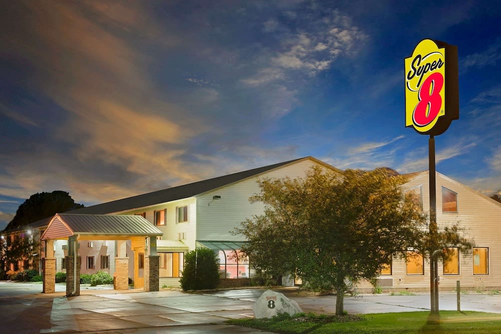 Super 8 by Wyndham Iowa Falls 1