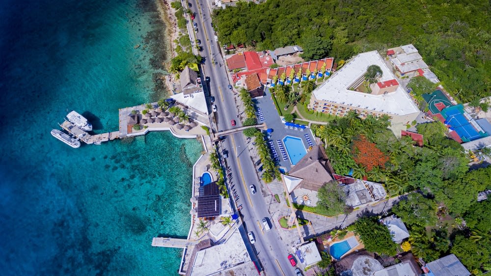 Casa del Mar Cozumel Hotel & Dive Resort with free access to an exclusive beach club 1
