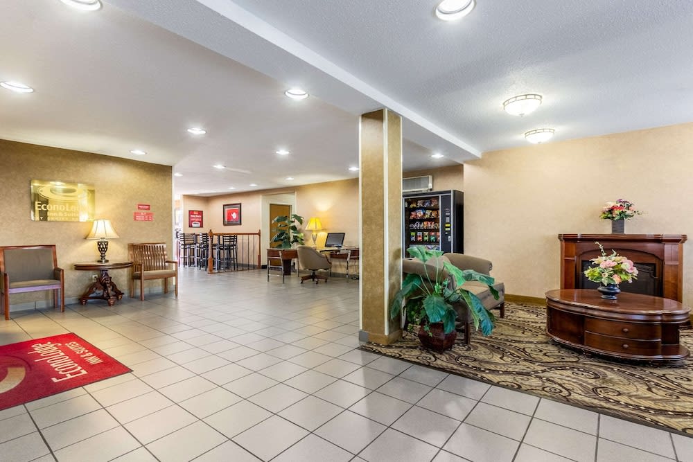 Econo Lodge Inn & Suites Evansville East 2