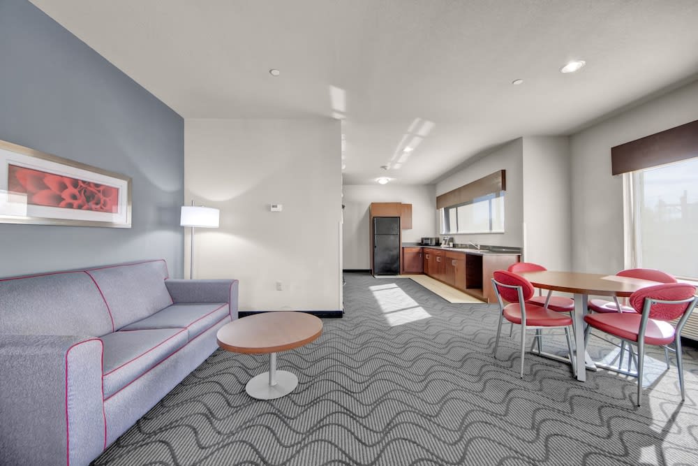 Holiday Inn Express & Suites Oklahoma City North by IHG 3