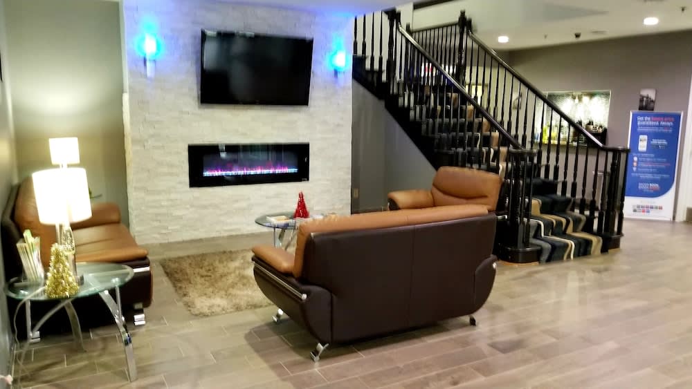 Quality Inn & Suites Cincinnati Sharonville 2