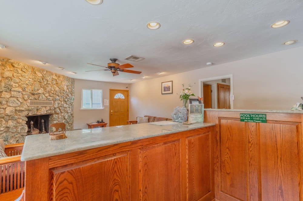 Mariposa Lodge 2