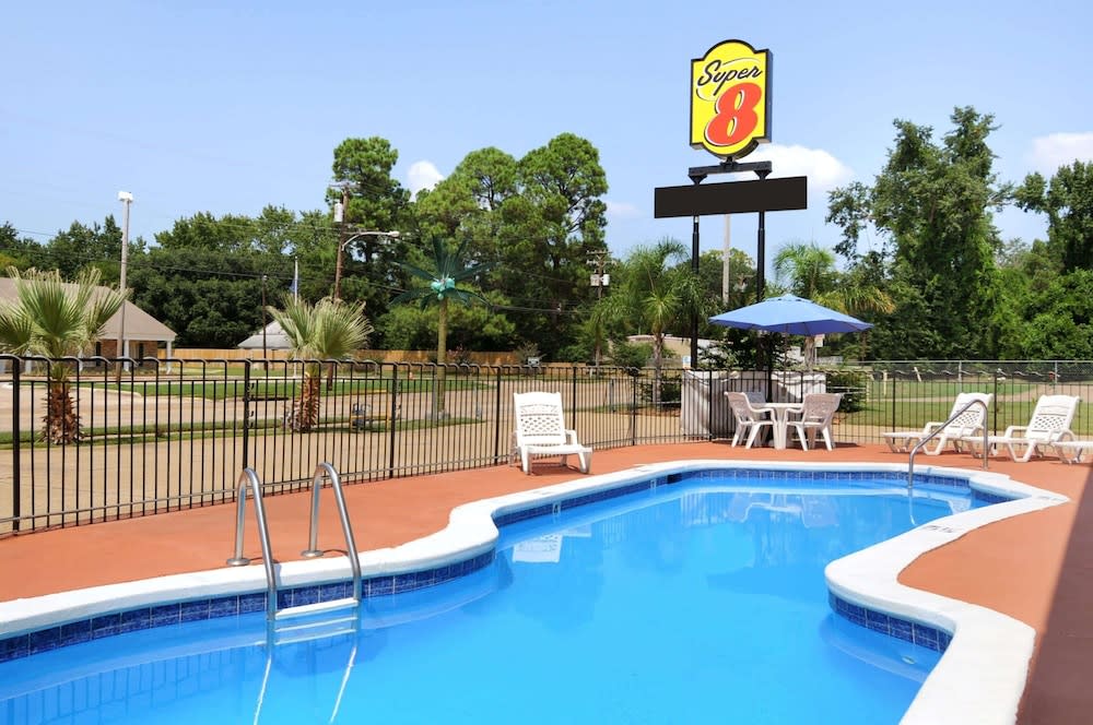 Super 8 by Wyndham Shreveport 1