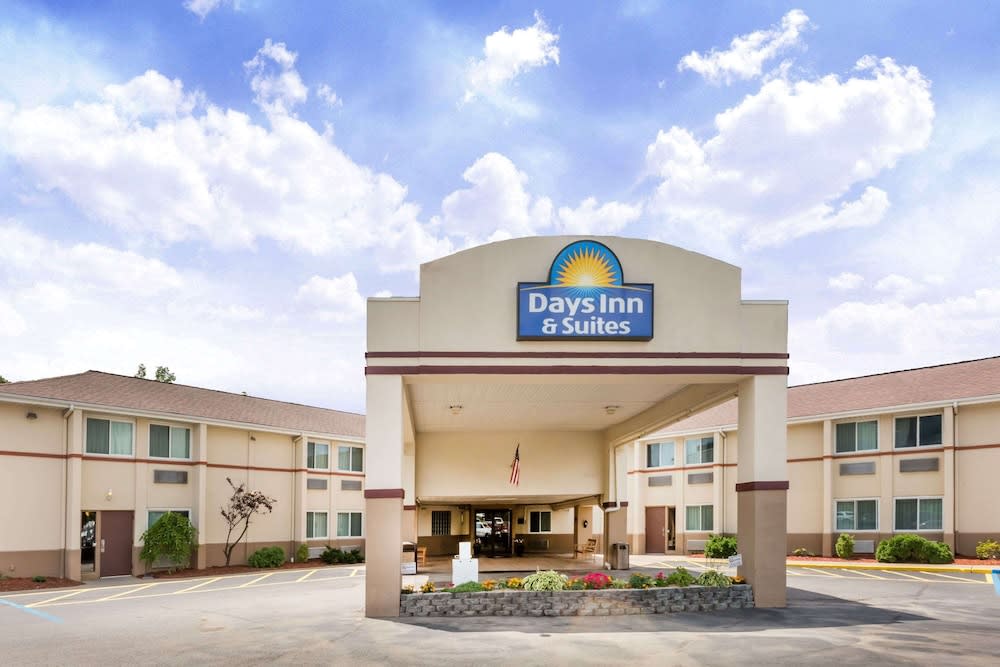 Days Inn & Suites by Wyndham Bridgeport - Clarksburg 1