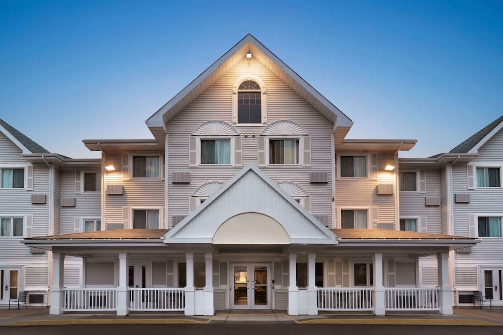 Travelodge Suites by Wyndham Moncton 1