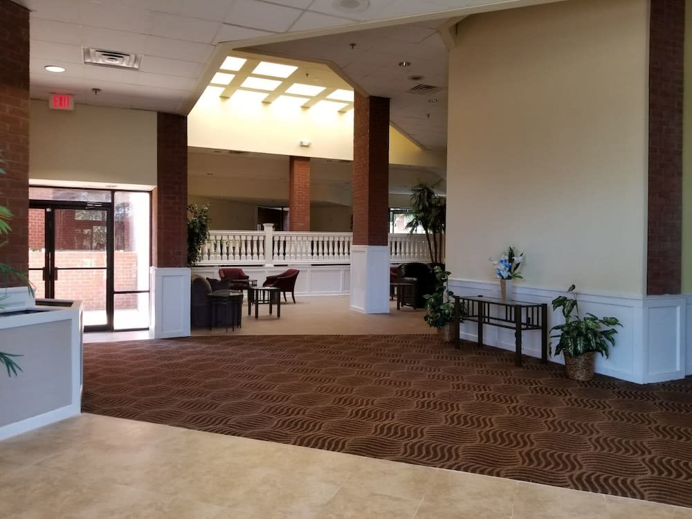 Days Inn & Suites by Wyndham Tallahassee Conf Center I-10 2
