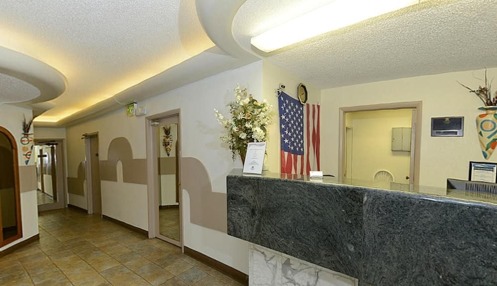 Howard Johnson by Wyndham Benton Harbor/St. Joseph 2
