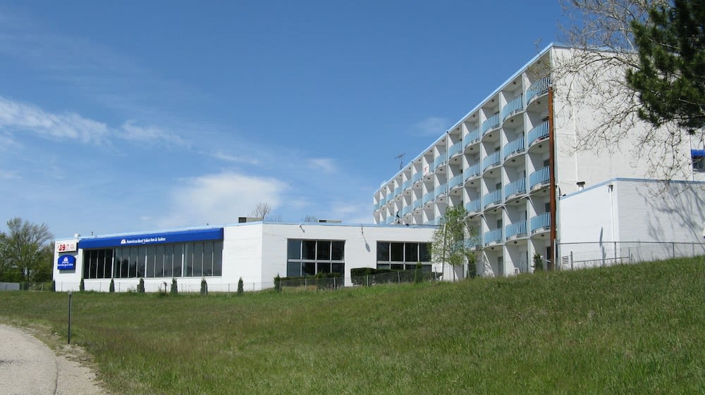 Howard Johnson by Wyndham Benton Harbor/St. Joseph 1