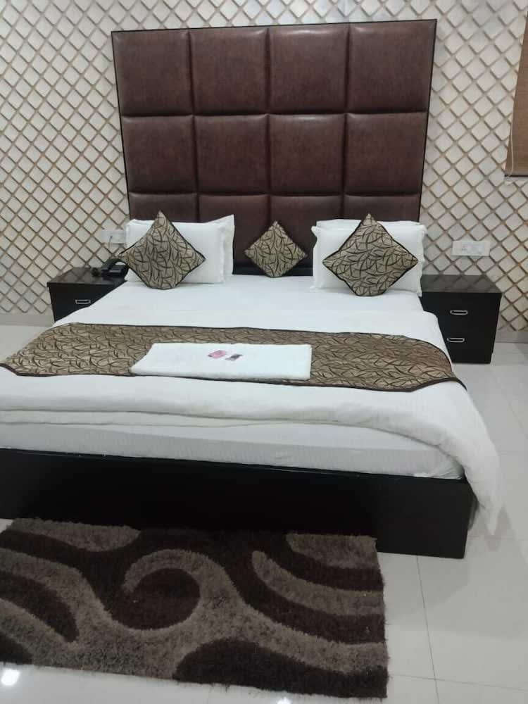 Hotel Mandakini Lush 1