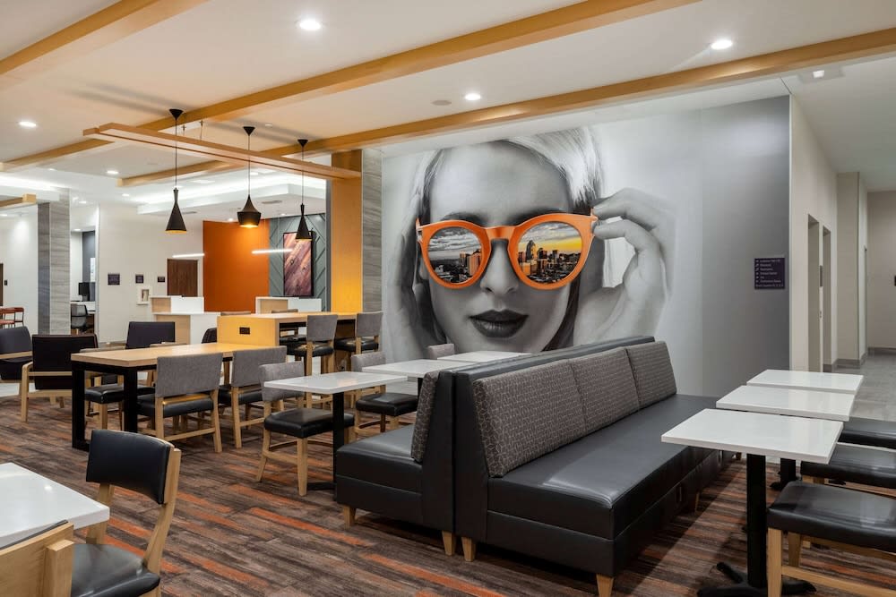 La Quinta Inn & Suites by Wyndham Pflugerville 2