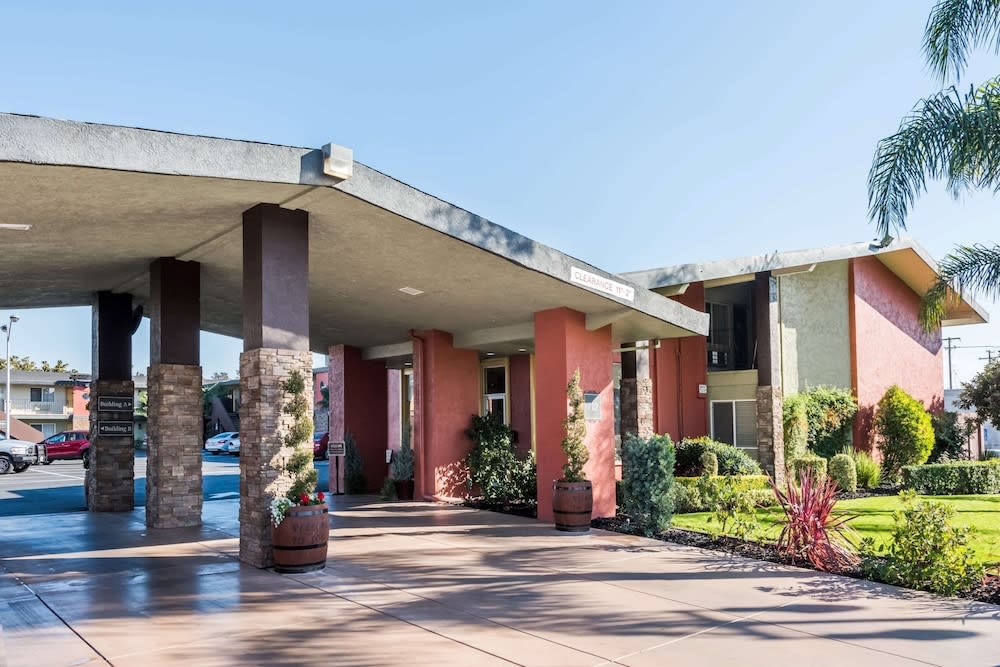 Days Inn & Suites by Wyndham Lodi 1