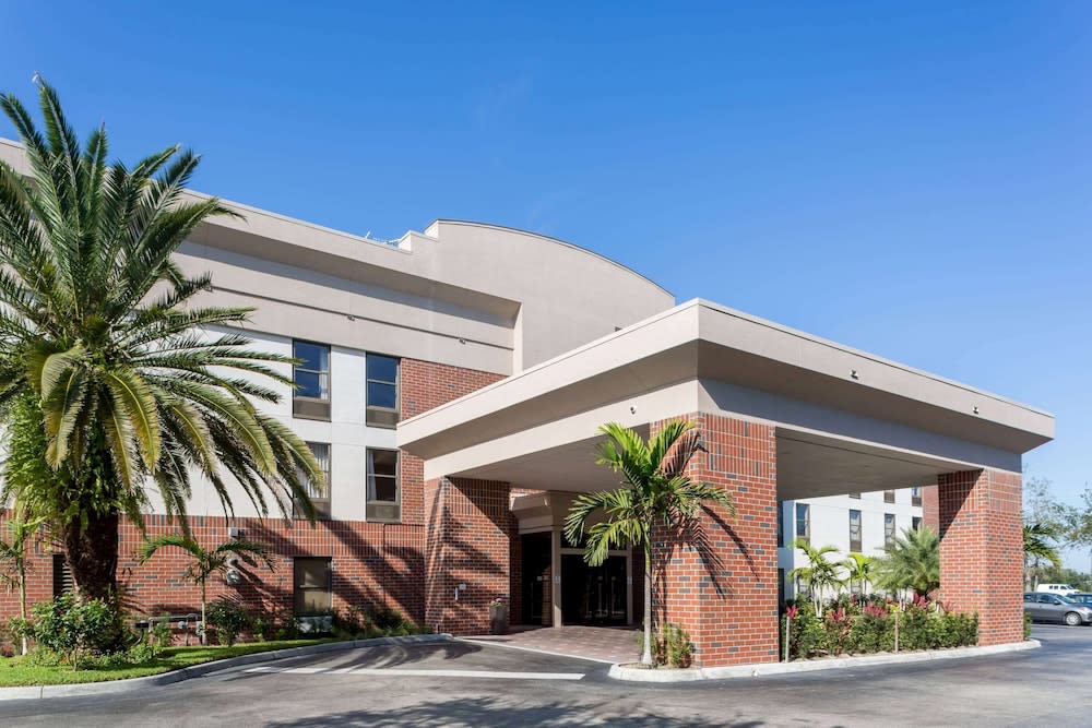 Days Inn & Suites by Wyndham Fort Myers Near JetBlue Park 1