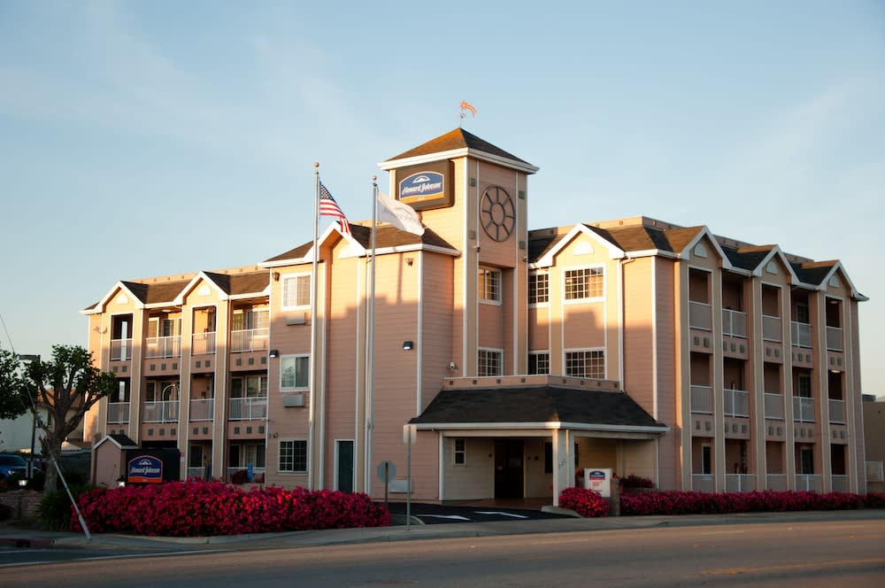 Howard Johnson by Wyndham Salinas 1