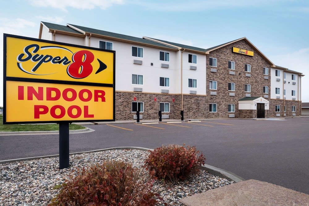 Super 8 by Wyndham Sioux Falls 1