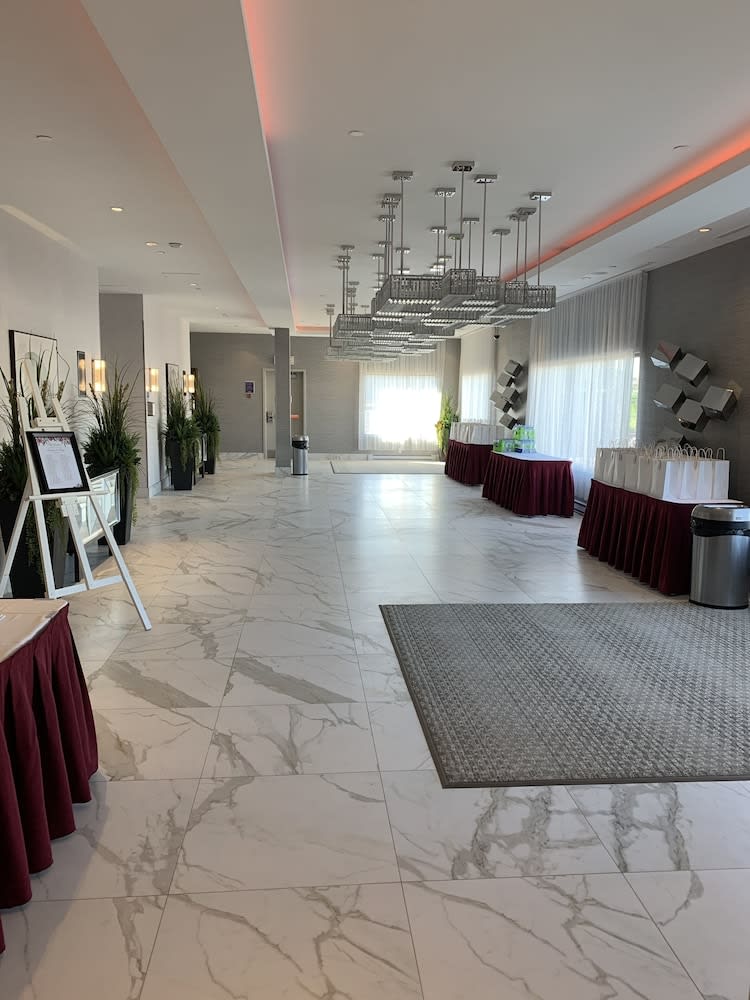 Hampton Inn & Suites by Hilton Montreal-Dorval 2