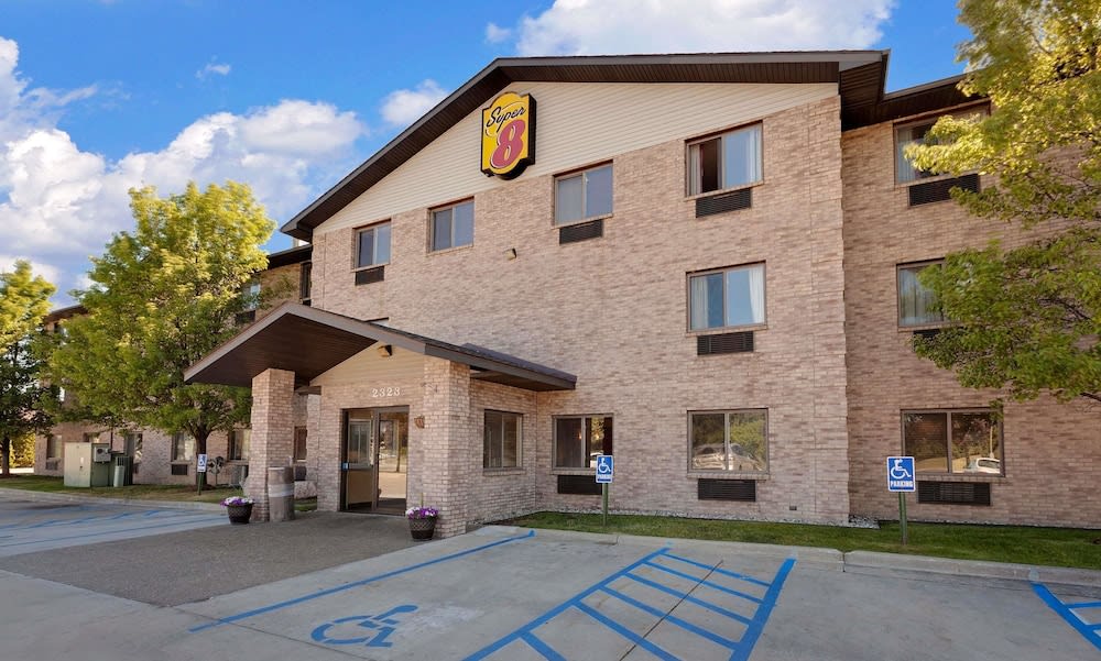 Super 8 by Wyndham Mt. Pleasant 1