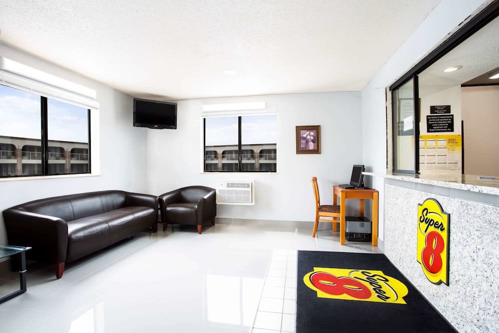 Super 8 by Wyndham Chester/Richmond Area 2