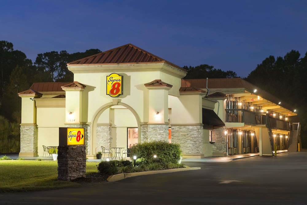 Super 8 by Wyndham Ormond Beach 1