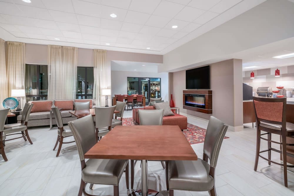 Ramada by Wyndham Minneapolis Golden Valley 2