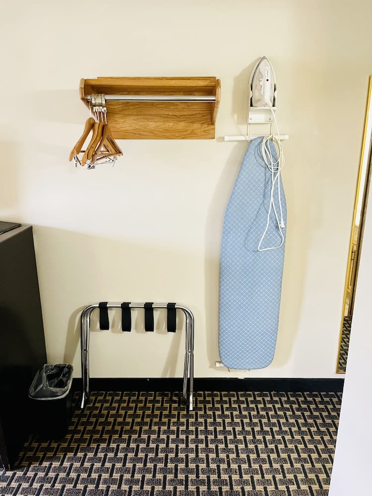 Super 8 by Wyndham Clear Lake 5