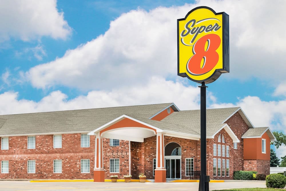 Super 8 by Wyndham Bolivar 1