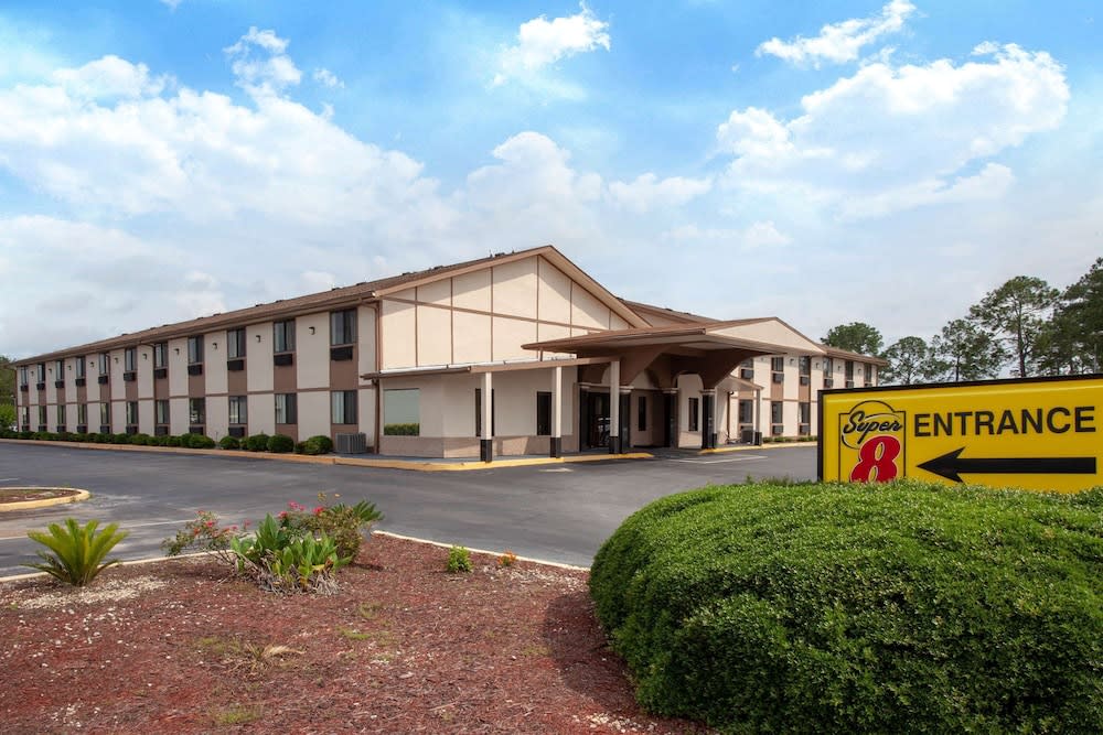 Super 8 by Wyndham Waycross GA 1
