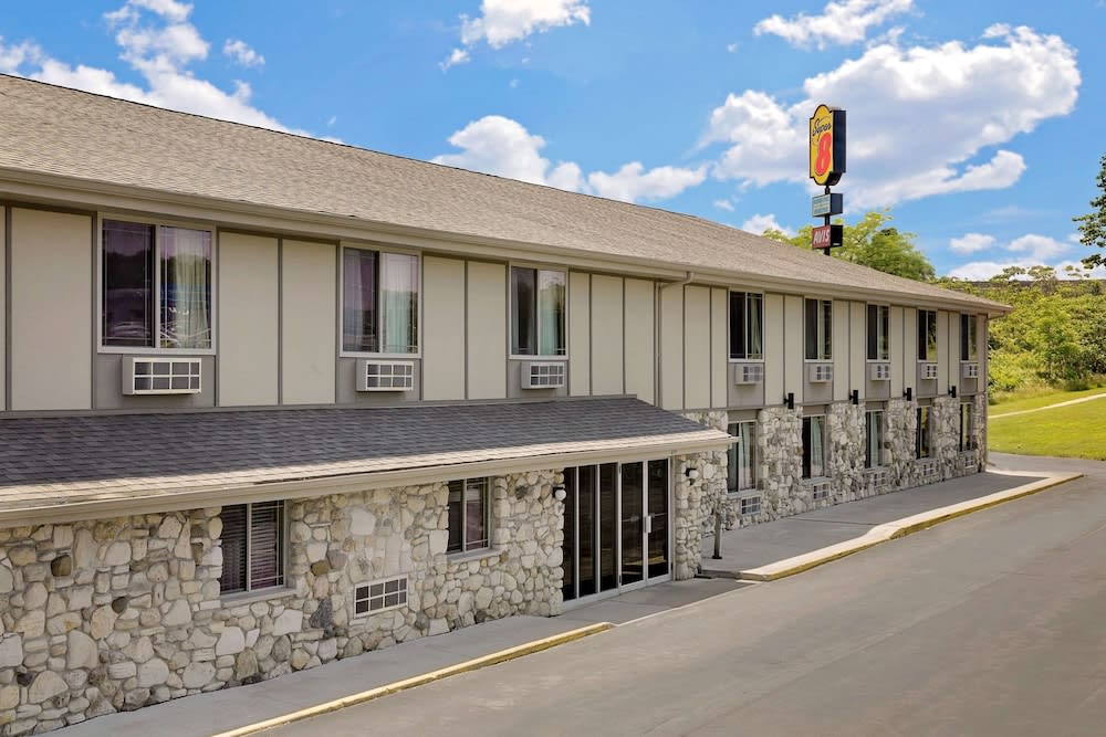 Super 8 by Wyndham Sturgeon Bay 1