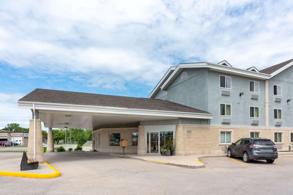 Super 8 by Wyndham Winnipeg West 1