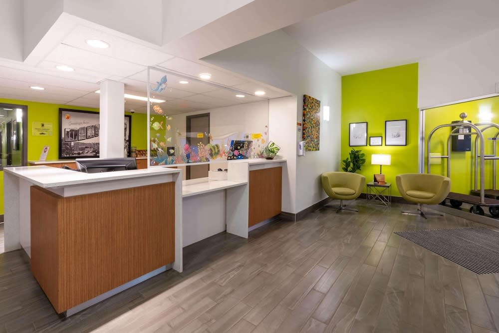 Super 8 by Wyndham Winnipeg West 2