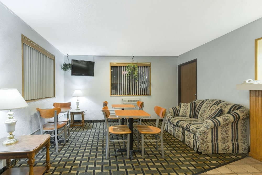 Super 8 by Wyndham Twinsburg/Cleveland Area 2