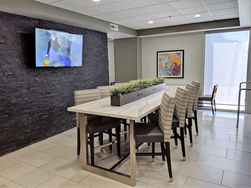 Best Western Plus Commerce Hotel 4