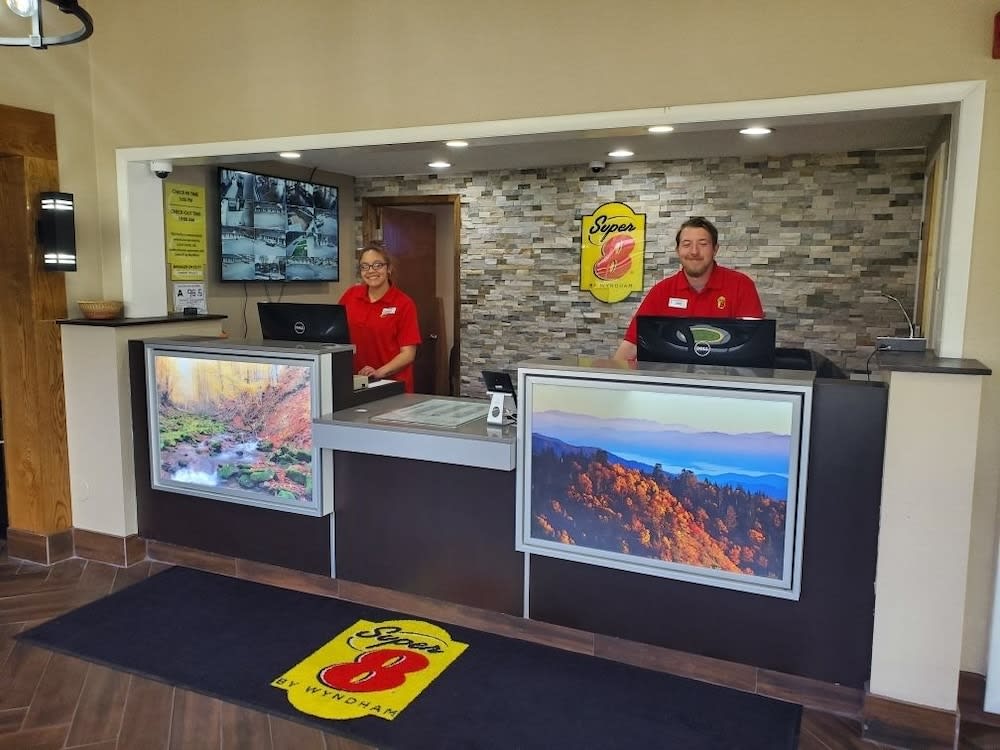 Super 8 by Wyndham Asheville/Biltmore 2